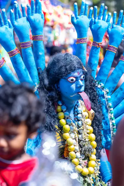Kulashekharapatnam, Tamilnadu, Hindistan - 12 Ekim 2024: Kulasai, Hint Hindu ressam portresi ve kulasai dasara festivalinin ayinlerini gerçekleştirmek için bir tarikat karakteri gibi giyinmiş.