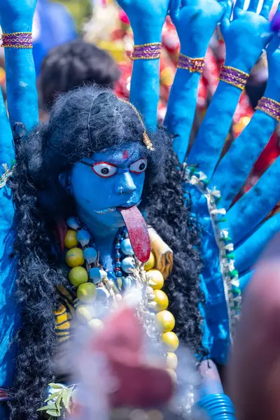 Kulashekharapatnam, Tamilnadu, Hindistan - 12 Ekim 2024: Kulasai, Hint Hindu ressam portresi ve kulasai dasara festivalinin ayinlerini gerçekleştirmek için bir tarikat karakteri gibi giyinmiş.