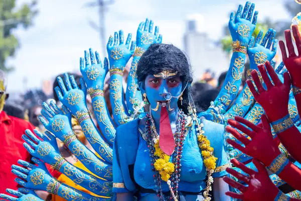 Kulashekharapatnam, Tamilnadu, Hindistan - 12 Ekim 2024: Kulasai, Hint Hindu ressam portresi ve kulasai dasara festivalinin ayinlerini gerçekleştirmek için bir tarikat karakteri gibi giyinmiş.