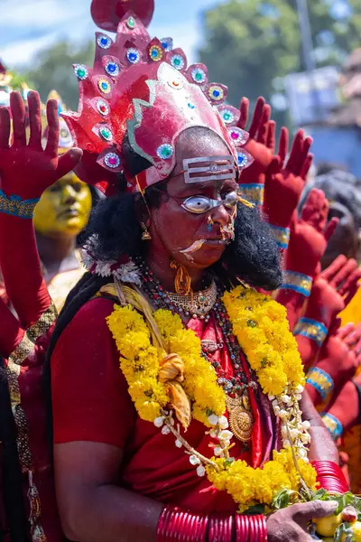 Kulashekharapatnam, Tamilnadu, Hindistan - 12 Ekim 2024: Kulasai, Hint Hindu ressam portresi ve kulasai dasara festivalinin ayinlerini gerçekleştirmek için bir tarikat karakteri gibi giyinmiş.