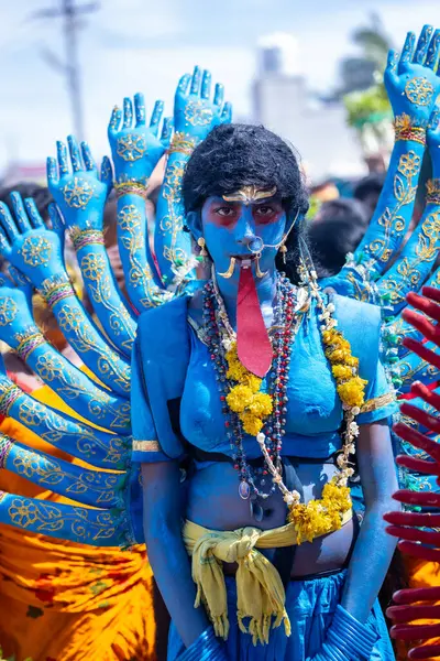 Kulashekharapatnam, Tamilnadu, Hindistan - 12 Ekim 2024: Kulasai, Hint Hindu ressam portresi ve kulasai dasara festivalinin ayinlerini gerçekleştirmek için bir tarikat karakteri gibi giyinmiş.