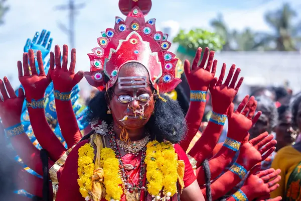 Kulashekharapatnam, Tamilnadu, Hindistan - 12 Ekim 2024: Kulasai, Hint Hindu ressam portresi ve kulasai dasara festivalinin ayinlerini gerçekleştirmek için bir tarikat karakteri gibi giyinmiş.