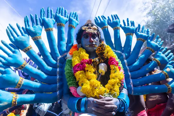 Kulashekharapatnam, Tamilnadu, Hindistan - 12 Ekim 2024: Kulasai, Hint Hindu ressam portresi ve kulasai dasara festivalinin ayinlerini gerçekleştirmek için bir tarikat karakteri gibi giyinmiş.