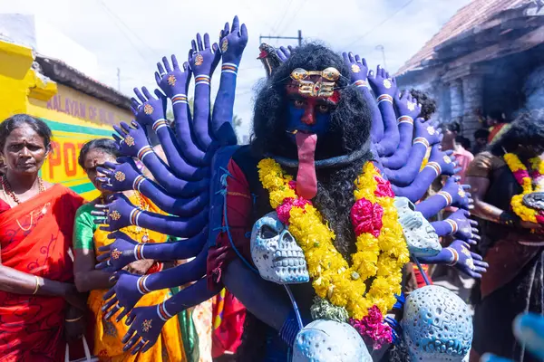 Kulashekharapatnam, Tamilnadu, Hindistan - 12 Ekim 2024: Kulasai, Hint Hindu ressam portresi ve kulasai dasara festivalinin ayinlerini gerçekleştirmek için bir tarikat karakteri gibi giyinmiş.