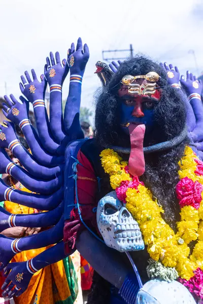 Kulashekharapatnam, Tamilnadu, Hindistan - 12 Ekim 2024: Kulasai, Hint Hindu ressam portresi ve kulasai dasara festivalinin ayinlerini gerçekleştirmek için bir tarikat karakteri gibi giyinmiş.