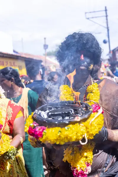 Kulashekharapatnam, Tamilnadu, Hindistan - 12 Ekim 2024: Kulasai, Hint Hindu ressam portresi ve kulasai dasara festivalinin ayinlerini gerçekleştirmek için bir tarikat karakteri gibi giyinmiş.