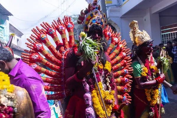 Kulashekharapatnam, Tamilnadu, Hindistan - 12 Ekim 2024: Kulasai, Hint Hindu ressam portresi ve kulasai dasara festivalinin ayinlerini gerçekleştirmek için bir tarikat karakteri gibi giyinmiş.