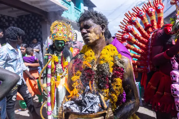 Kulashekharapatnam, Tamilnadu, Hindistan - 12 Ekim 2024: Kulasai, Hint Hindu ressam portresi ve kulasai dasara festivalinin ayinlerini gerçekleştirmek için bir tarikat karakteri gibi giyinmiş.