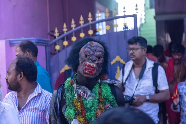 Kulashekharapatnam, Tamilnadu, Hindistan - 12 Ekim 2024: Kulasai, Hint Hindu ressam portresi ve kulasai dasara festivalinin ayinlerini gerçekleştirmek için bir tarikat karakteri gibi giyinmiş.