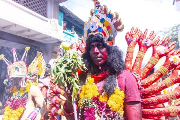 Kulashekharapatnam, Tamilnadu, Hindistan - 12 Ekim 2024: Kulasai, Hint Hindu ressam portresi ve kulasai dasara festivalinin ayinlerini gerçekleştirmek için bir tarikat karakteri gibi giyinmiş.