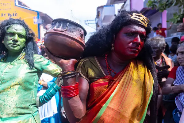 Kulashekharapatnam, Tamilnadu, Hindistan - 12 Ekim 2024: Kulasai, Hint Hindu ressam portresi ve kulasai dasara festivalinin ayinlerini gerçekleştirmek için bir tarikat karakteri gibi giyinmiş.