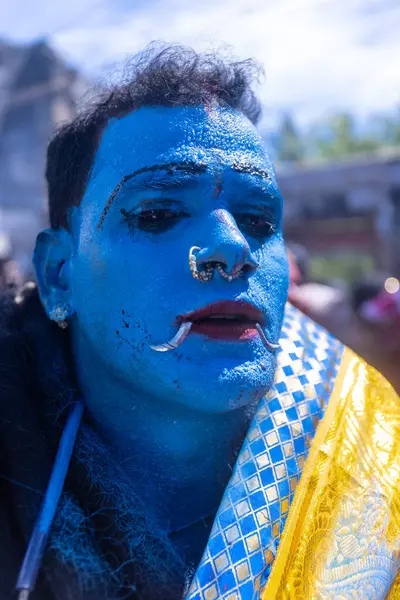 Kulashekharapatnam, Tamilnadu, Hindistan - 12 Ekim 2024: Kulasai, Hint Hindu ressam portresi ve kulasai dasara festivalinin ayinlerini gerçekleştirmek için bir tarikat karakteri gibi giyinmiş.