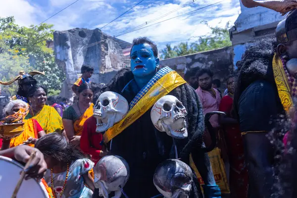 Kulashekharapatnam, Tamilnadu, Hindistan - 12 Ekim 2024: Kulasai, Hint Hindu ressam portresi ve kulasai dasara festivalinin ayinlerini gerçekleştirmek için bir tarikat karakteri gibi giyinmiş.