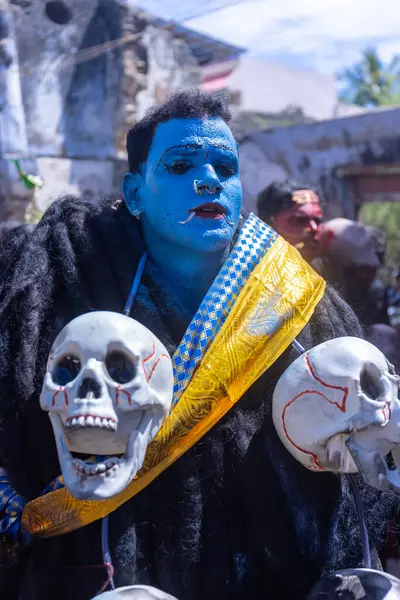 Kulashekharapatnam, Tamilnadu, Hindistan - 12 Ekim 2024: Kulasai, Hint Hindu ressam portresi ve kulasai dasara festivalinin ayinlerini gerçekleştirmek için bir tarikat karakteri gibi giyinmiş.