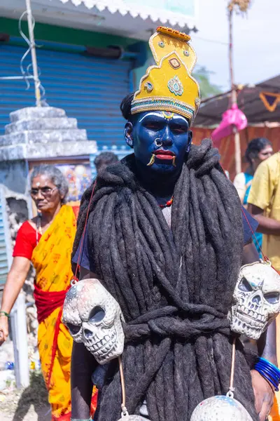 Kulashekharapatnam, Tamilnadu, Hindistan - 12 Ekim 2024: Kulasai, Hint Hindu ressam portresi ve kulasai dasara festivalinin ayinlerini gerçekleştirmek için bir tarikat karakteri gibi giyinmiş.