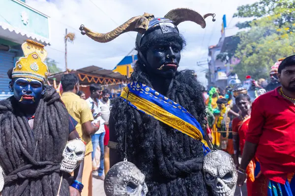 Kulashekharapatnam, Tamilnadu, Hindistan - 12 Ekim 2024: Kulasai, Hint Hindu ressam portresi ve kulasai dasara festivalinin ayinlerini gerçekleştirmek için bir tarikat karakteri gibi giyinmiş.