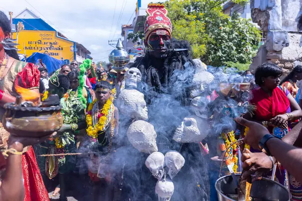 Kulashekharapatnam, Tamilnadu, Hindistan - 12 Ekim 2024: Kulasai, Hint Hindu ressam portresi ve kulasai dasara festivalinin ayinlerini gerçekleştirmek için bir tarikat karakteri gibi giyinmiş.