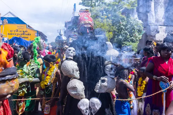 Kulashekharapatnam, Tamilnadu, Hindistan - 12 Ekim 2024: Kulasai, Hint Hindu ressam portresi ve kulasai dasara festivalinin ayinlerini gerçekleştirmek için bir tarikat karakteri gibi giyinmiş.