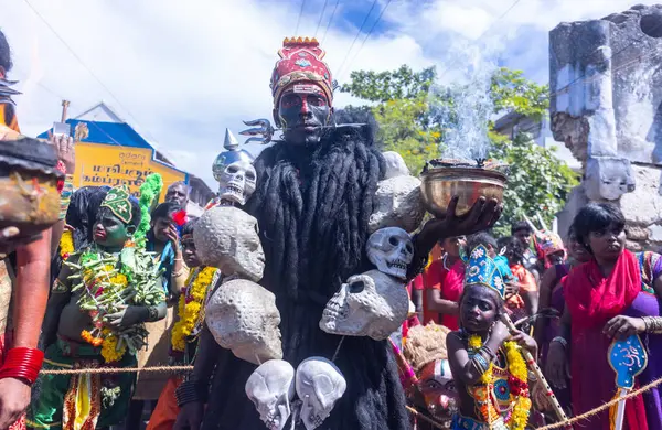 Kulashekharapatnam, Tamilnadu, Hindistan - 12 Ekim 2024: Kulasai, Hint Hindu ressam portresi ve kulasai dasara festivalinin ayinlerini gerçekleştirmek için bir tarikat karakteri gibi giyinmiş.