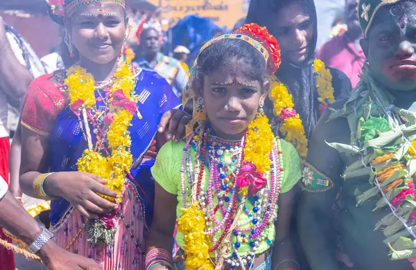 Kulashekharapatnam, Tamilnadu, Hindistan - 12 Ekim 2024: Kulasai, Hint Hindu ressam portresi ve kulasai dasara festivalinin ayinlerini gerçekleştirmek için bir tarikat karakteri gibi giyinmiş.