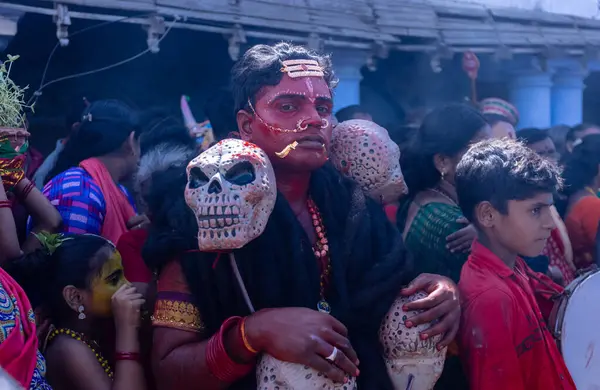 Kulashekharapatnam, Tamilnadu, Hindistan - 12 Ekim 2024: Kulasai, Hint Hindu ressam portresi ve kulasai dasara festivalinin ayinlerini gerçekleştirmek için bir tarikat karakteri gibi giyinmiş.