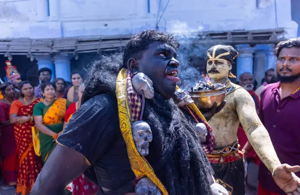 Kulashekharapatnam, Tamilnadu, Hindistan - 12 Ekim 2024: Kulasai, Hint Hindu ressam portresi ve kulasai dasara festivalinin ayinlerini gerçekleştirmek için bir tarikat karakteri gibi giyinmiş.