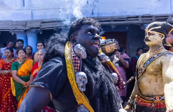 Kulashekharapatnam, Tamilnadu, Hindistan - 12 Ekim 2024: Kulasai, Hint Hindu ressam portresi ve kulasai dasara festivalinin ayinlerini gerçekleştirmek için bir tarikat karakteri gibi giyinmiş.