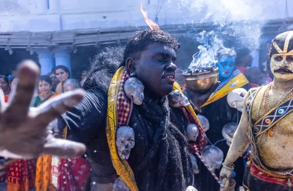 Kulashekharapatnam, Tamilnadu, Hindistan - 12 Ekim 2024: Kulasai, Hint Hindu ressam portresi ve kulasai dasara festivalinin ayinlerini gerçekleştirmek için bir tarikat karakteri gibi giyinmiş.