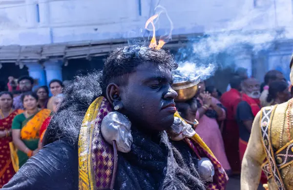 Kulashekharapatnam, Tamilnadu, Hindistan - 12 Ekim 2024: Kulasai, Hint Hindu ressam portresi ve kulasai dasara festivalinin ayinlerini gerçekleştirmek için bir tarikat karakteri gibi giyinmiş.