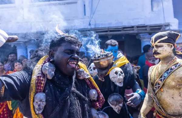 Kulashekharapatnam, Tamilnadu, Hindistan - 12 Ekim 2024: Kulasai, Hint Hindu ressam portresi ve kulasai dasara festivalinin ayinlerini gerçekleştirmek için bir tarikat karakteri gibi giyinmiş.