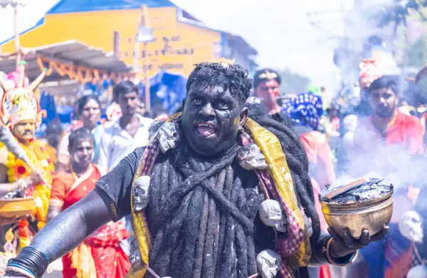 Kulashekharapatnam, Tamilnadu, Hindistan - 12 Ekim 2024: Kulasai, Hint Hindu ressam portresi ve kulasai dasara festivalinin ayinlerini gerçekleştirmek için bir tarikat karakteri gibi giyinmiş.