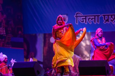 Pushkar, Rajasthan, Hindistan - 11 Kasım 2024: Bhangra, Sih erkek sanatçılar grubu renkli etnik elbiseler içinde bhangra dansı yapıyorlar..
