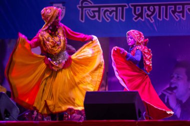 Pushkar, Rajasthan, Hindistan - 11 Kasım 2024: Bhangra, Sih erkek sanatçılar grubu renkli etnik elbiseler içinde bhangra dansı yapıyorlar..