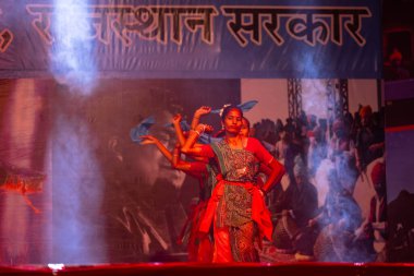 Pushkar, Rajasthan, Hindistan - 11 Kasım 2024: Bhangra, Sih erkek sanatçılar grubu renkli etnik elbiseler içinde bhangra dansı yapıyorlar..
