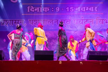 Pushkar, Rajasthan, Hindistan - 11 Kasım 2024: Bhangra, Sih erkek sanatçılar grubu renkli etnik elbiseler içinde bhangra dansı yapıyorlar..
