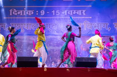 Pushkar, Rajasthan, Hindistan - 11 Kasım 2024: Bhangra, Sih erkek sanatçılar grubu renkli etnik elbiseler içinde bhangra dansı yapıyorlar..