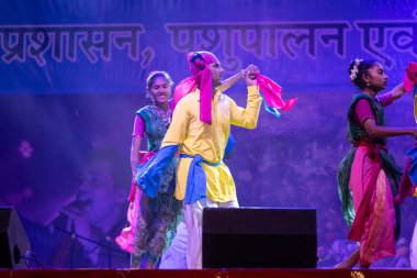 Pushkar, Rajasthan, Hindistan - 11 Kasım 2024: Bhangra, Sih erkek sanatçılar grubu renkli etnik elbiseler içinde bhangra dansı yapıyorlar..