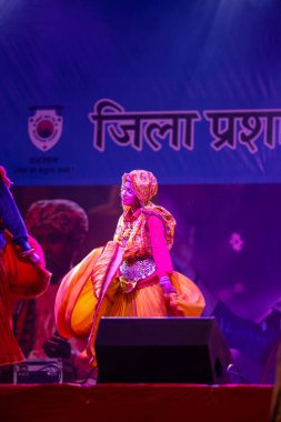 Pushkar, Rajasthan, Hindistan - 11 Kasım 2024: Bhangra, Sih erkek sanatçılar grubu renkli etnik elbiseler içinde bhangra dansı yapıyorlar..