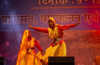 Pushkar, Rajasthan, Hindistan - 11 Kasım 2024: Bhangra, Sih erkek sanatçılar grubu renkli etnik elbiseler içinde bhangra dansı yapıyorlar..