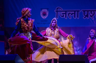 Pushkar, Rajasthan, Hindistan - 11 Kasım 2024: Bhangra, Sih erkek sanatçılar grubu renkli etnik elbiseler içinde bhangra dansı yapıyorlar..