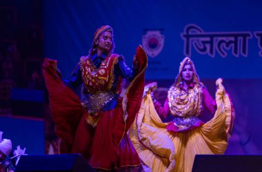 Pushkar, Rajasthan, Hindistan - 11 Kasım 2024: Bhangra, Sih erkek sanatçılar grubu renkli etnik elbiseler içinde bhangra dansı yapıyorlar..