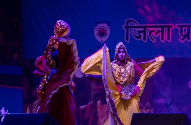 Pushkar, Rajasthan, Hindistan - 11 Kasım 2024: Bhangra, Sih erkek sanatçılar grubu renkli etnik elbiseler içinde bhangra dansı yapıyorlar..