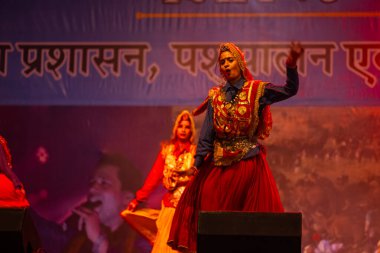 Pushkar, Rajasthan, Hindistan - 11 Kasım 2024: Bhangra, Sih erkek sanatçılar grubu renkli etnik elbiseler içinde bhangra dansı yapıyorlar..