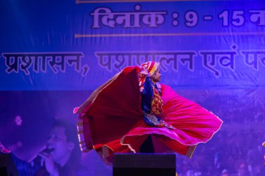 Puşkar, Rajasthan, Hindistan - 11 Kasım 2024: Halk dansı, Hintli erkek ve kadın sanatçılardan oluşan bir grup, Chhattisgarh eyaletinin rengarenk etnik kıyafetleriyle sokak dansı yapıyorlar.