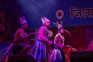 Puşkar, Rajasthan, Hindistan - 11 Kasım 2024: Halk dansı, Hintli erkek ve kadın sanatçılardan oluşan bir grup, Chhattisgarh eyaletinin rengarenk etnik kıyafetleriyle sokak dansı yapıyorlar.