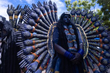 Kulashekharapatnam, Tamilnadu, Hindistan - 12 Ekim 2024: Kulasai, Hint Hindu ressam portresi ve kulasai dasara festivalinin ayinlerini gerçekleştirmek için bir tarikat karakteri gibi giyinmiş.