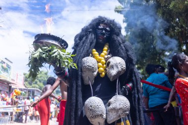 Kulashekharapatnam, Tamilnadu, Hindistan - 12 Ekim 2024: Kulasai, Hint Hindu ressam portresi ve kulasai dasara festivalinin ayinlerini gerçekleştirmek için bir tarikat karakteri gibi giyinmiş.