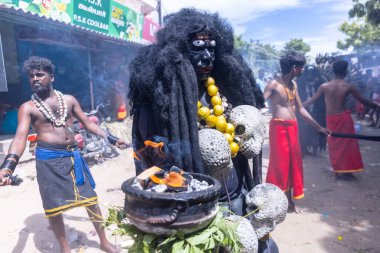Kulashekharapatnam, Tamilnadu, Hindistan - 12 Ekim 2024: Kulasai, Hint Hindu ressam portresi ve kulasai dasara festivalinin ayinlerini gerçekleştirmek için bir tarikat karakteri gibi giyinmiş.