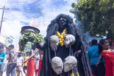 Kulashekharapatnam, Tamilnadu, Hindistan - 12 Ekim 2024: Kulasai, Hint Hindu ressam portresi ve kulasai dasara festivalinin ayinlerini gerçekleştirmek için bir tarikat karakteri gibi giyinmiş.