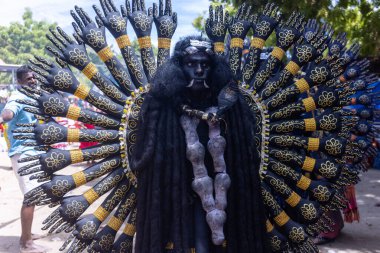 Kulashekharapatnam, Tamilnadu, Hindistan - 12 Ekim 2024: Kulasai, Hint Hindu ressam portresi ve kulasai dasara festivalinin ayinlerini gerçekleştirmek için bir tarikat karakteri gibi giyinmiş.